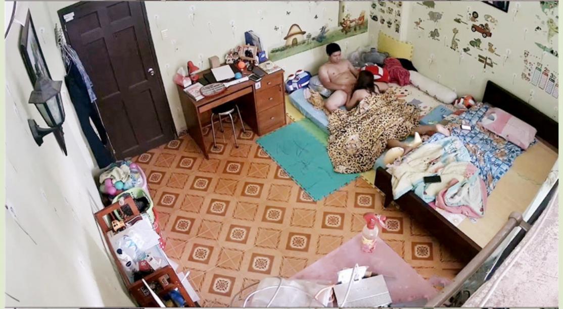 《居家摄像头破解》中年大叔和漂亮媳妇午休时间来一炮可惜鸡巴不给力怎么弄都硬不了