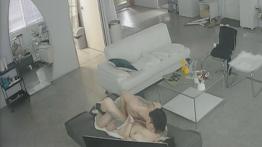 黑客破解家庭网络摄像头偷拍帅哥白天趁着媳妇不在家带女同事回来吃个快餐客厅沙发来一炮