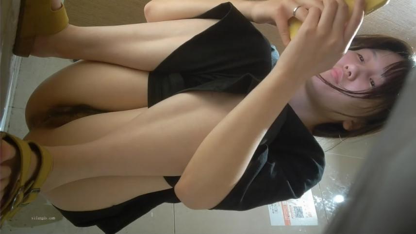 新流出酒吧女厕前景高清偷拍❤️小姐尿尿两个同性恋小姐姐貌似在里面亲热