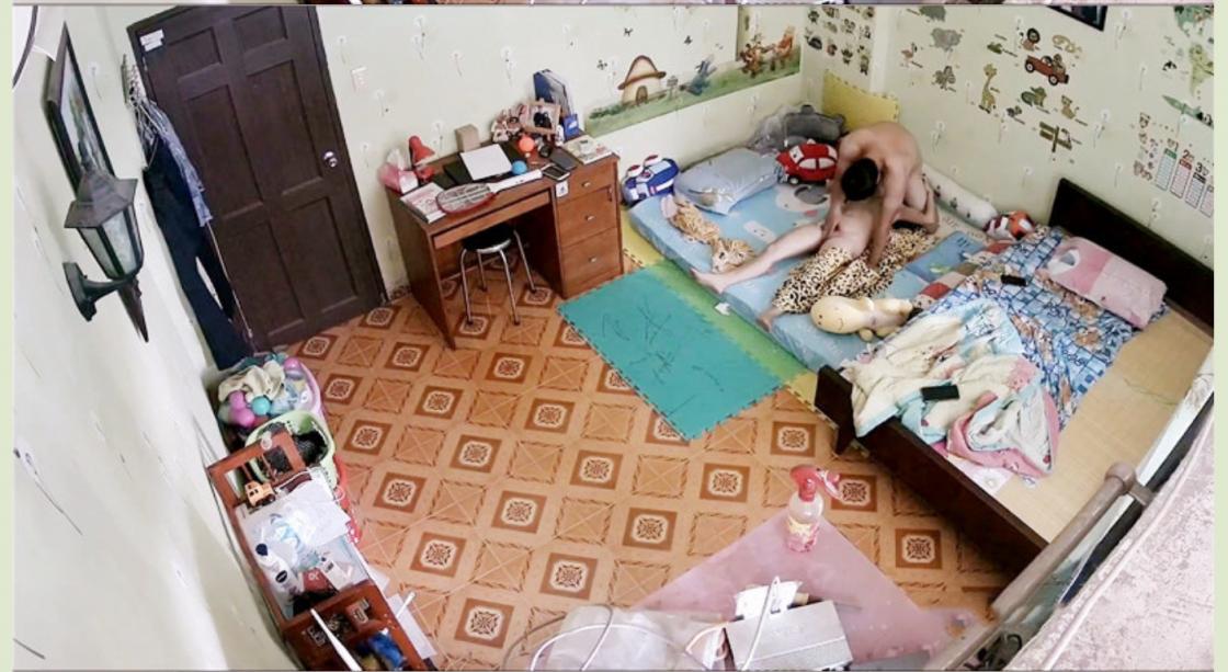 《居家摄像头破解》中年大叔和漂亮媳妇午休时间来一炮可惜鸡巴不给力怎么弄都硬不了