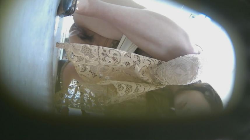 最新流出❤️美女如云的夜总会女厕前景偷拍小姐尿尿暗自偷笑的镂空裙高颜值美女