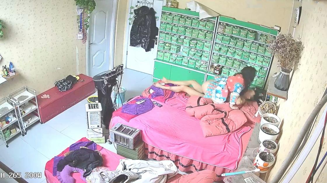 美容美体会馆摄像头破解真实偸拍，离异老板娘住在店里与新交的男友天天造爱，饭可以不吃炮一定得打