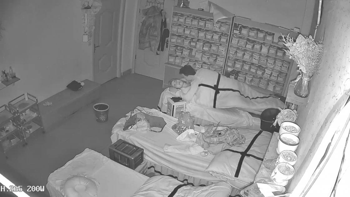 美容美体会馆摄像头破解真实偸拍，离异老板娘住在店里与新交的男友天天造爱，饭可以不吃炮一定得打