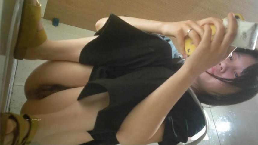 新流出酒吧女厕前景高清偷拍❤️小姐尿尿两个同性恋小姐姐貌似在里面亲热