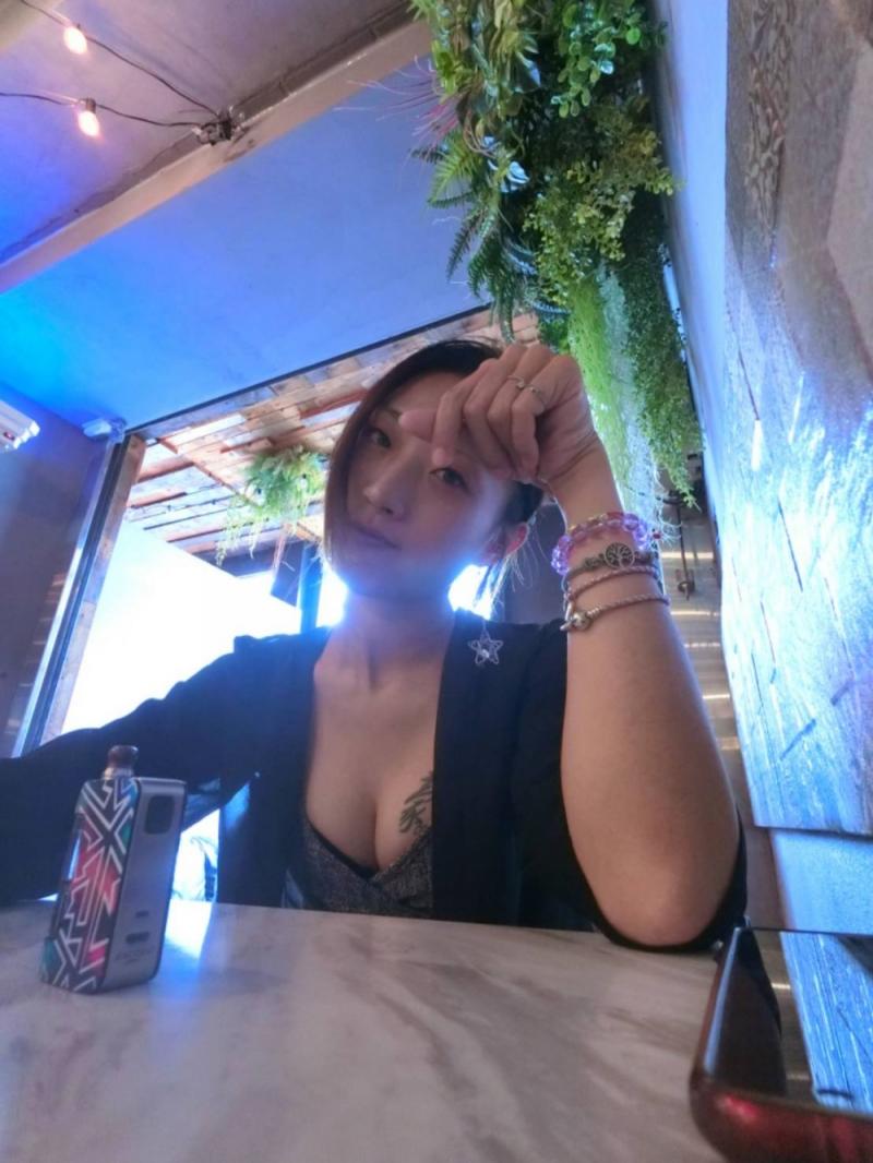 网约舌钉背纹拽妹重点是怀孕7.8个月忙着出来赚奶粉钱，一镜到底全程露脸，小妈完全不受大肚子影响很疯狂