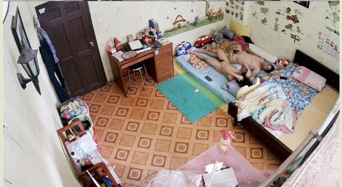 《居家摄像头破解》中年大叔和漂亮媳妇午休时间来一炮可惜鸡巴不给力怎么弄都硬不了