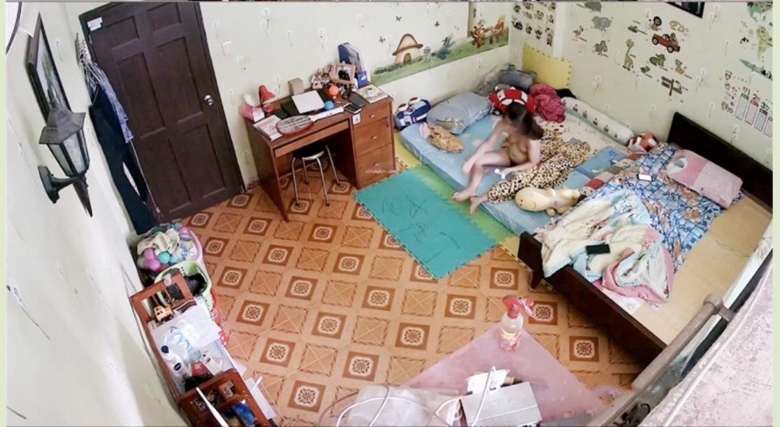 《居家摄像头破解》中年大叔和漂亮媳妇午休时间来一炮可惜鸡巴不给力怎么弄都硬不了