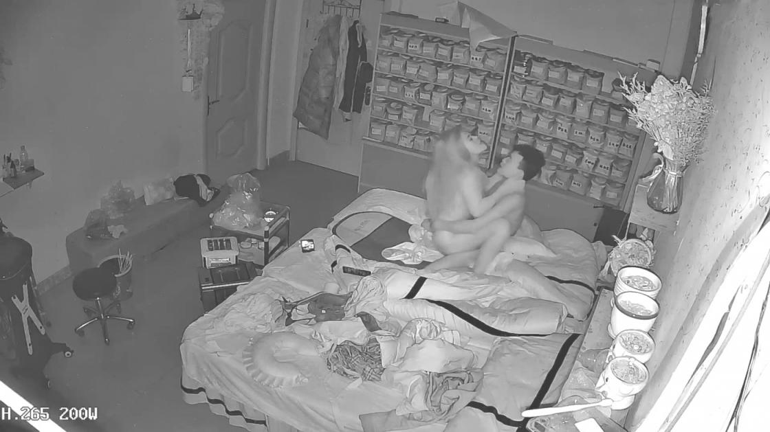 美容美体会馆摄像头破解真实偸拍，离异老板娘住在店里与新交的男友天天造爱，饭可以不吃炮一定得打