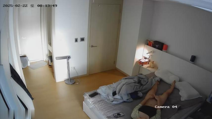 新黑客破解家庭网络摄像头偷拍❤️白领夫妻日常性爱生活反差婊媳妇表面性冷感操完老公走后还自慰一下