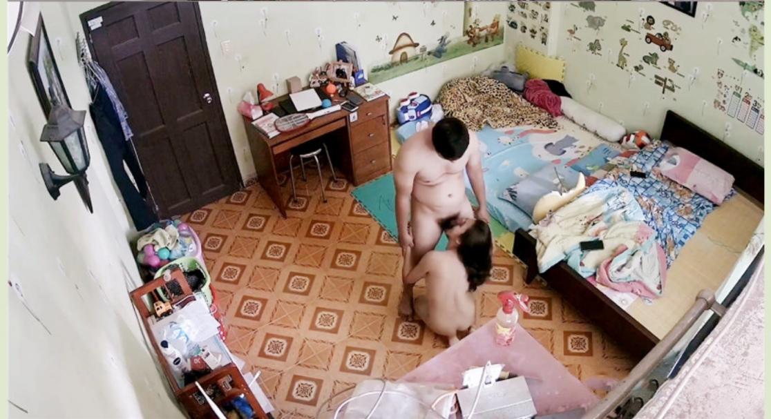 《居家摄像头破解》中年大叔和漂亮媳妇午休时间来一炮可惜鸡巴不给力怎么弄都硬不了