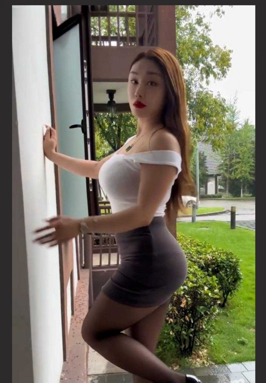 抖音34W粉丝网红张晶滢，巨乳肥臀与金主大哥一V一脸穴同框如母狗般怼着镜头道具自慰