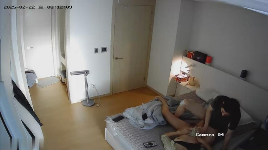 新黑客破解家庭网络摄像头偷拍❤️白领夫妻日常性爱生活反差婊媳妇表面性冷感操完老公走后还自慰一下