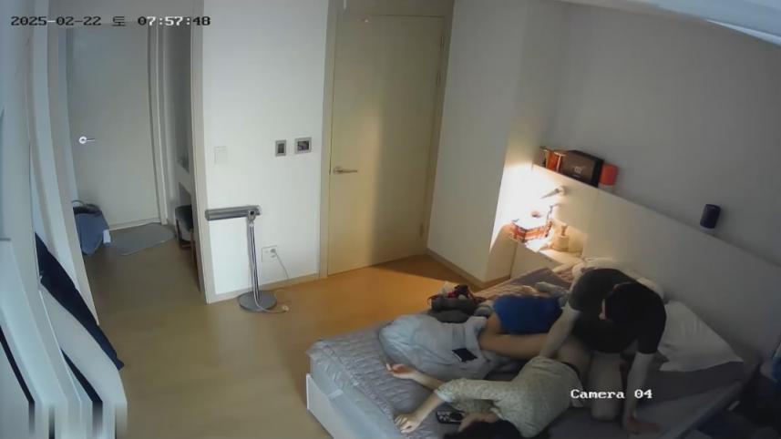 新黑客破解家庭网络摄像头偷拍❤️白领夫妻日常性爱生活反差婊媳妇表面性冷感操完老公走后还自慰一下