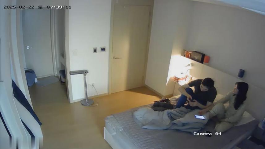 新黑客破解家庭网络摄像头偷拍❤️白领夫妻日常性爱生活反差婊媳妇表面性冷感操完老公走后还自慰一下