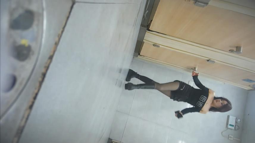 最新流出❤️美女如云的夜总会女厕前景偷拍小姐尿尿暗自偷笑的镂空裙高颜值美女