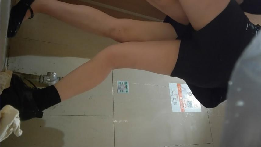 新流出酒吧女厕前景高清偷拍❤️小姐尿尿两个同性恋小姐姐貌似在里面亲热