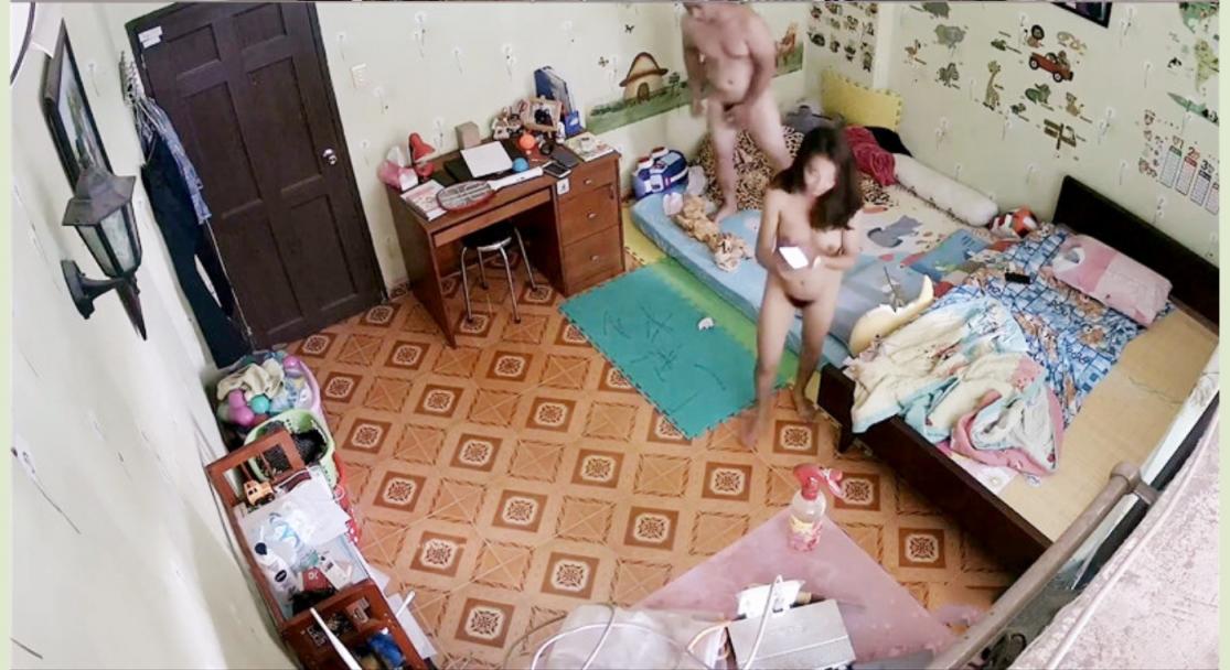 《居家摄像头破解》中年大叔和漂亮媳妇午休时间来一炮可惜鸡巴不给力怎么弄都硬不了