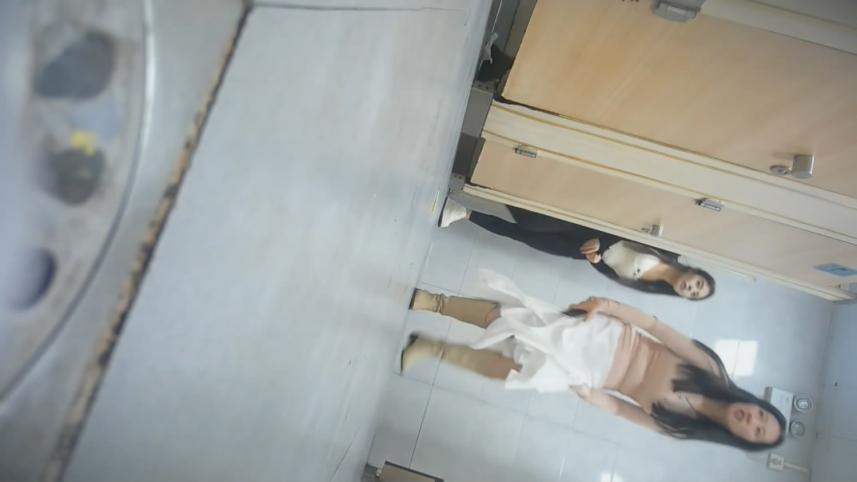 最新流出❤️美女如云的夜总会女厕前景偷拍小姐尿尿暗自偷笑的镂空裙高颜值美女