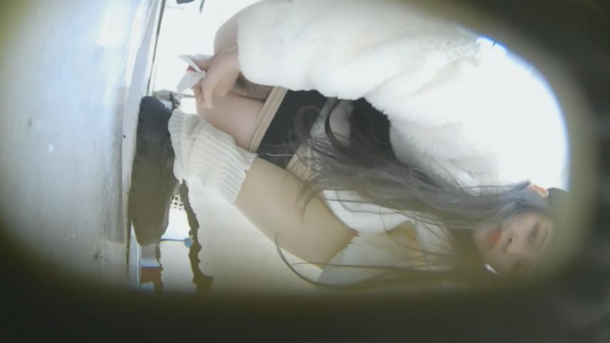 最新流出❤️美女如云的夜总会女厕前景偷拍小姐尿尿暗自偷笑的镂空裙高颜值美女