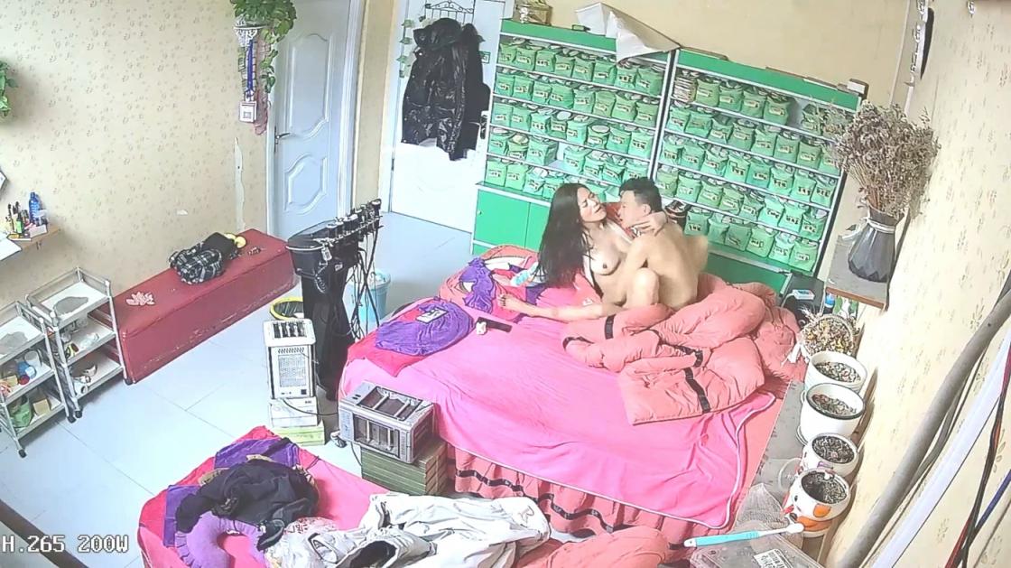 美容美体会馆摄像头破解真实偸拍，离异老板娘住在店里与新交的男友天天造爱，饭可以不吃炮一定得打