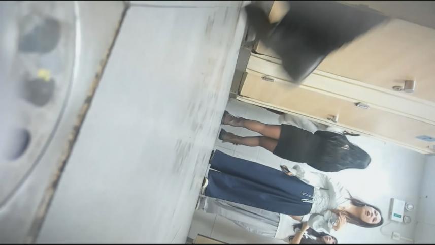 最新流出❤️美女如云的夜总会女厕前景偷拍小姐尿尿暗自偷笑的镂空裙高颜值美女