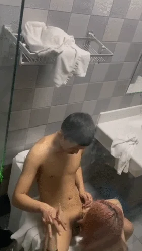 ✨极品嫩妹✨河北衡水嫩妹蒋马娇,被社会大哥破处后,直接在卫生间怼着洗手台狂艹不止!