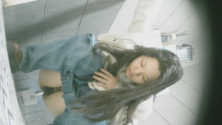 新流出写字楼女厕前后景双镜头偷拍❤️白领姐姐尿尿健美裤靓妹痔疮有点严重