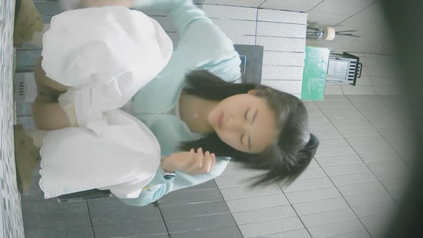 新流出写字楼女厕前后景双镜头偷拍❤️白领姐姐尿尿健美裤靓妹痔疮有点严重