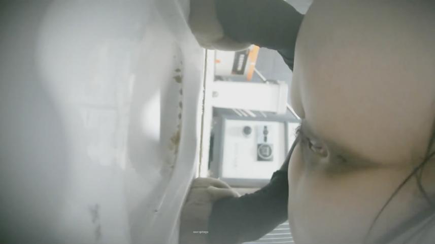 新流出写字楼女厕前后景双镜头偷拍❤️白领姐姐尿尿健美裤靓妹痔疮有点严重