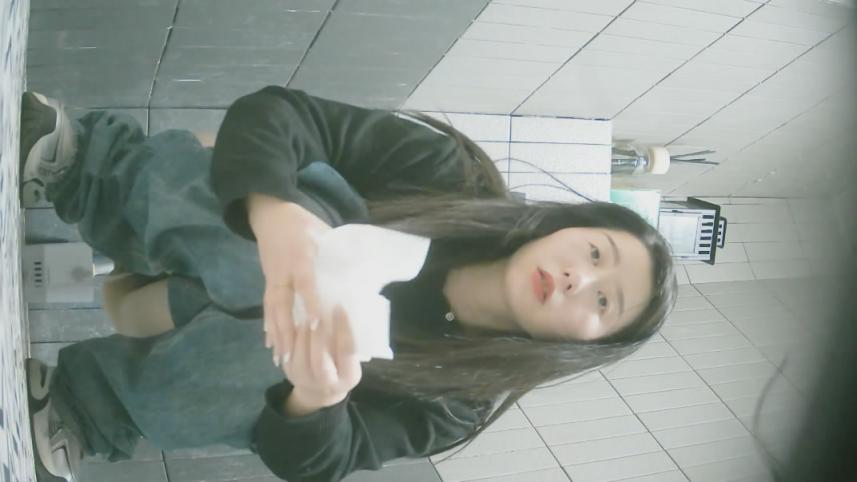 新流出写字楼女厕前后景双镜头偷拍❤️白领姐姐尿尿健美裤靓妹痔疮有点严重