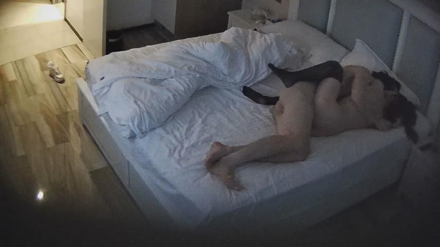 新片速递酒店摄像头偷拍❤️可爱女孩从最开始的羞涩拒绝到主动换上黑丝奖励