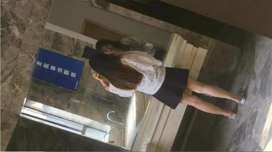 大神 潜入服务中心女厕全景偷拍几个来办事的美少妇的各种美鲍鱼