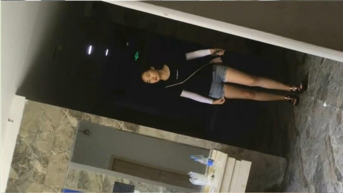 大神 潜入服务中心女厕全景偷拍几个来办事的美少妇的各种美鲍鱼