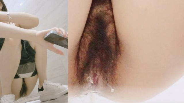 高档餐厅女厕全景偷拍两位美女❤️多毛肥鲍鱼