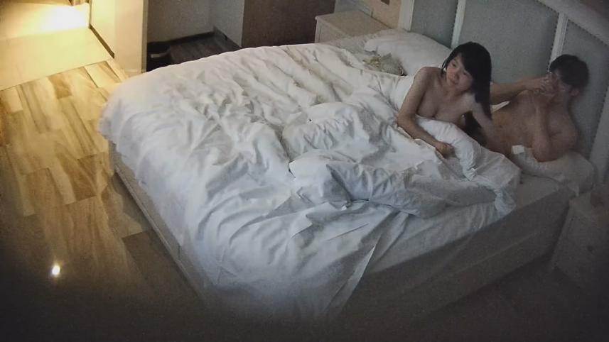 新片速递酒店摄像头偷拍❤️可爱女孩从最开始的羞涩拒绝到主动换上黑丝奖励