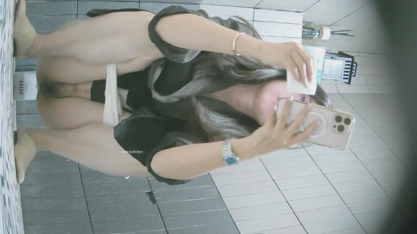 新流出写字楼女厕前后景双角度高清偷拍❤️白领姐姐尿尿长靴靓妹换卫生巾