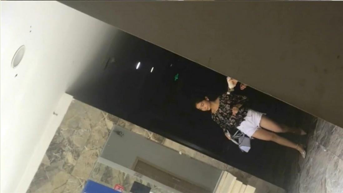 大神 潜入服务中心女厕全景偷拍几个来办事的美少妇的各种美鲍鱼