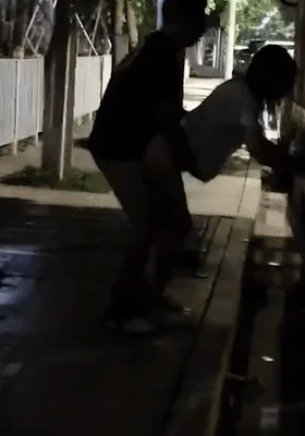 ❤️猎奇❤️大车司机夜晚路边招嫖 卡车后站立后入 路人全程偷拍淡定收场 场面相当刺激！