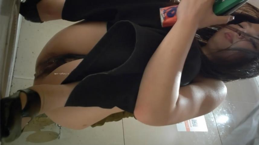 新流出酒吧女厕高清前景偷拍❤️小姐尿尿水晶凉鞋妹子和闺蜜聊天眉飞色舞的