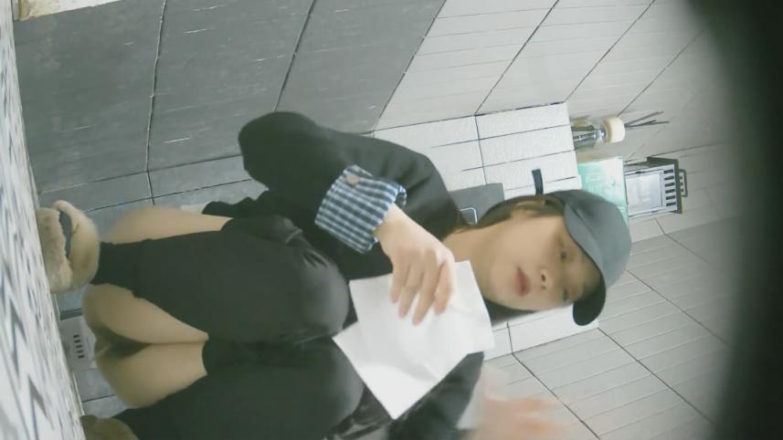 新流出写字楼女厕前后景双镜头偷拍❤️白领姐姐尿尿健美裤靓妹痔疮有点严重