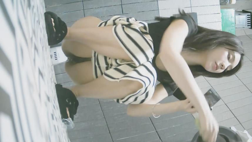 新流出写字楼女厕前后景双镜头偷拍❤️白领姐姐尿尿健美裤靓妹痔疮有点严重