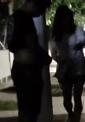 ❤️猎奇❤️大车司机夜晚路边招嫖 卡车后站立后入 路人全程偷拍淡定收场 场面相当刺激！