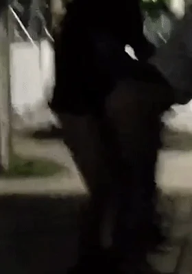 ❤️猎奇❤️大车司机夜晚路边招嫖 卡车后站立后入 路人全程偷拍淡定收场 场面相当刺激！