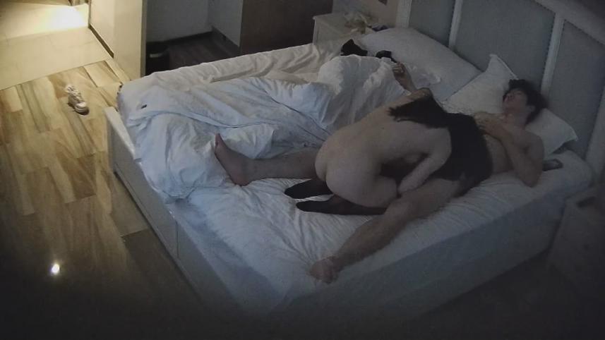 新片速递酒店摄像头偷拍❤️可爱女孩从最开始的羞涩拒绝到主动换上黑丝奖励