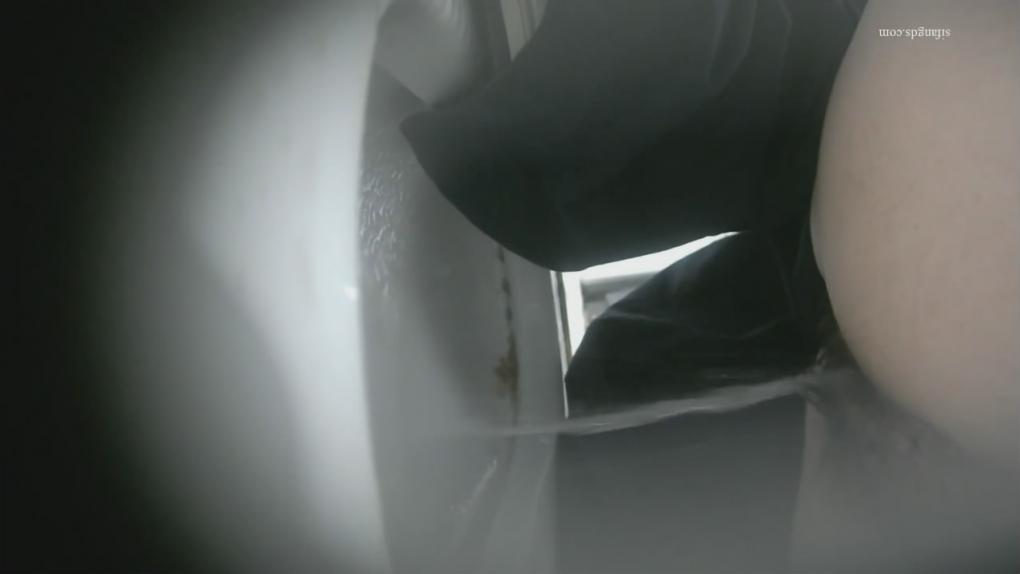 新流出写字楼女厕前后景双角度高清偷拍❤️白领姐姐尿尿长靴靓妹换卫生巾