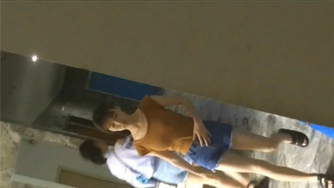 大神 潜入服务中心女厕全景偷拍几个来办事的美少妇的各种美鲍鱼