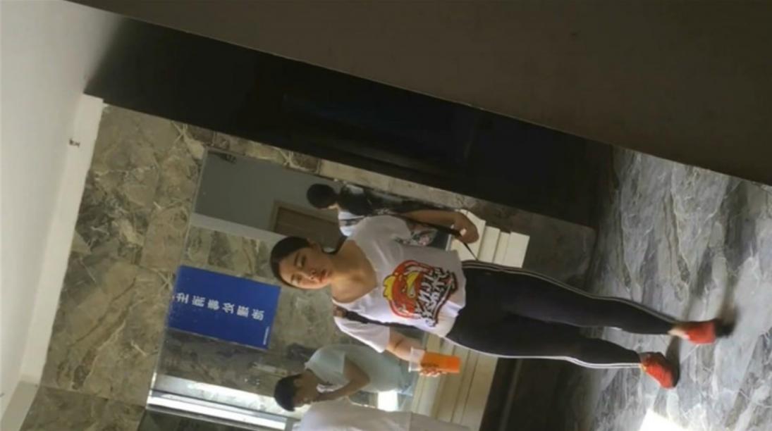 大神 潜入服务中心女厕全景偷拍几个来办事的美少妇的各种美鲍鱼