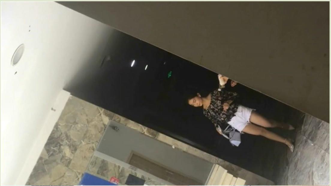 大神 潜入服务中心女厕全景偷拍几个来办事的美少妇的各种美鲍鱼