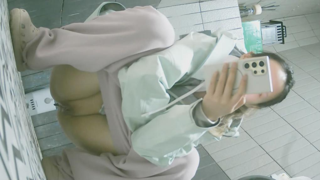 新流出写字楼女厕前后景双角度高清偷拍❤️白领姐姐尿尿长靴靓妹换卫生巾