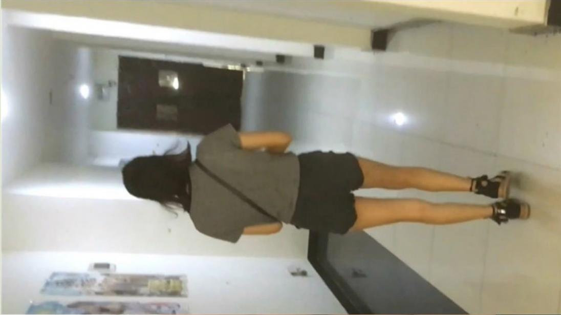 大神 潜入服务中心女厕全景偷拍几个来办事的美少妇的各种美鲍鱼